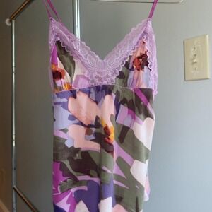 Abstract floral patterned tank camo‎ with purple lace. Size small